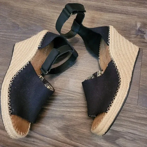 Toms Black and Tan Women Sandals - Picture 1 of 8